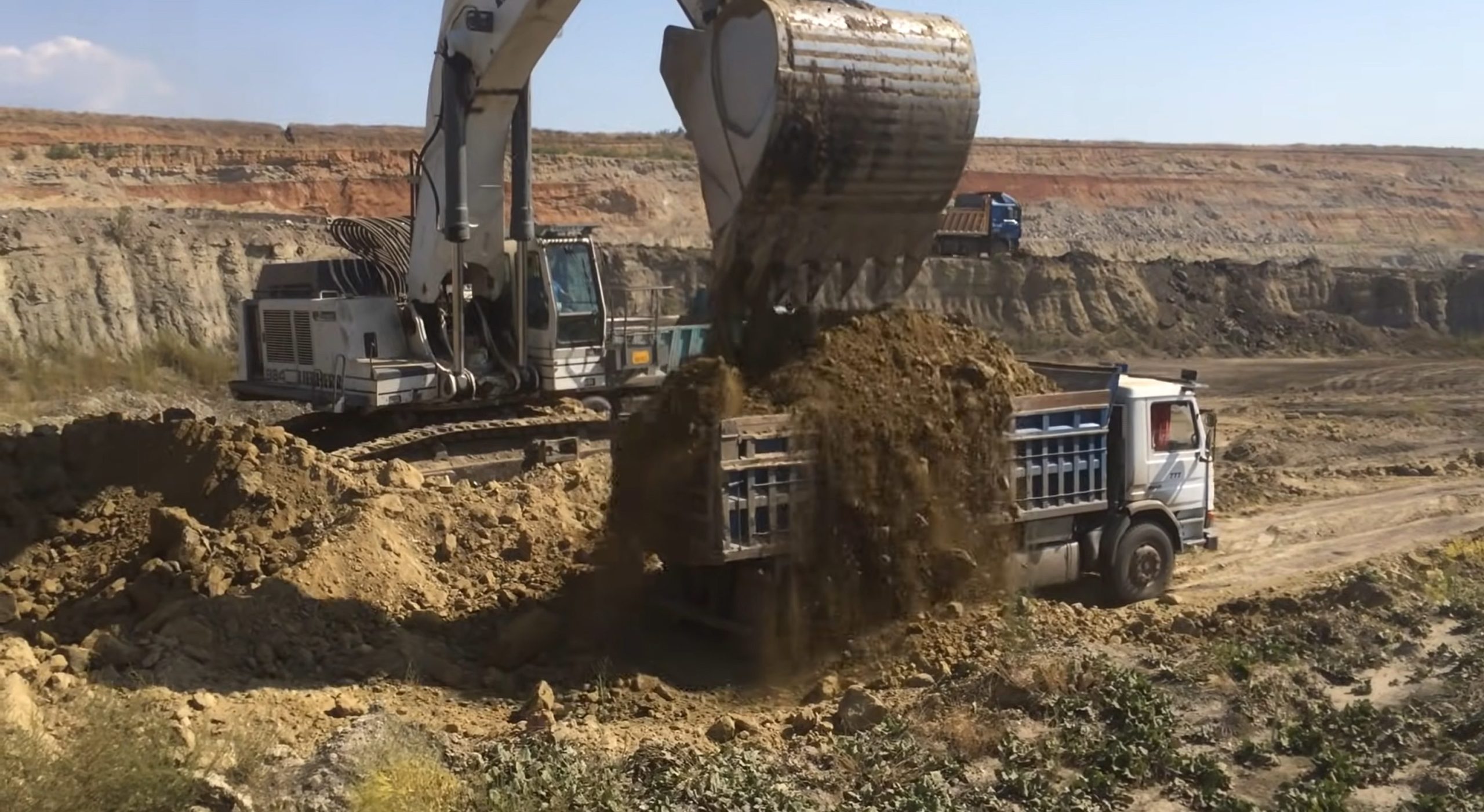 Liebherr 984 Excavator Loading Truck