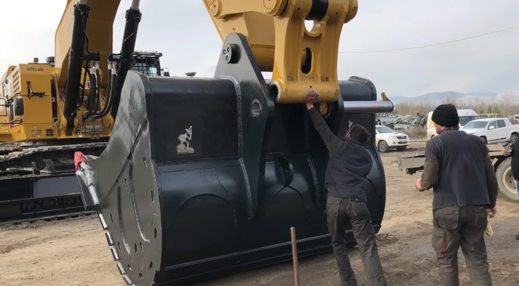 Assembling a bucket to excavator boom