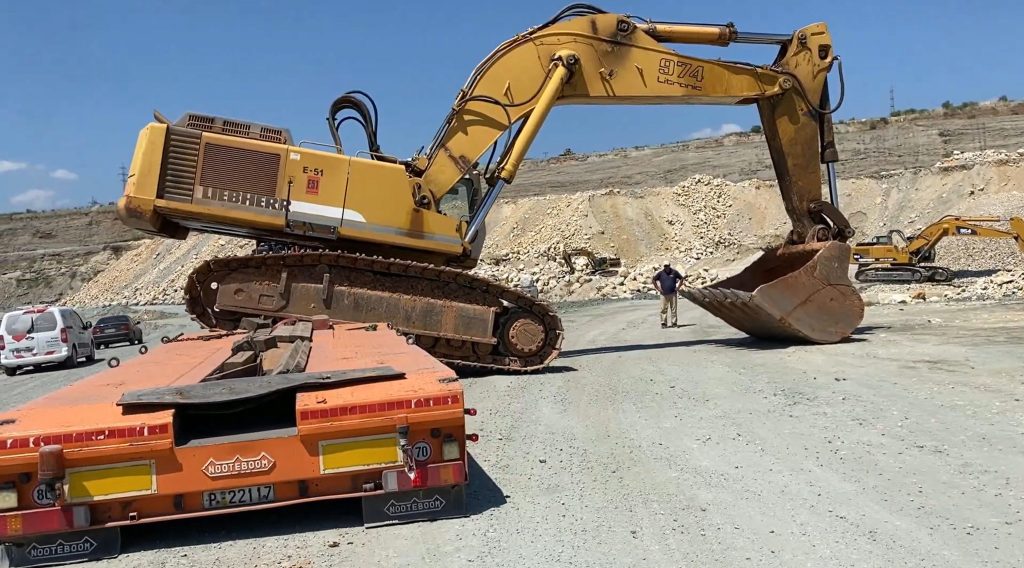 Unloading excavator from heavy duty trailer