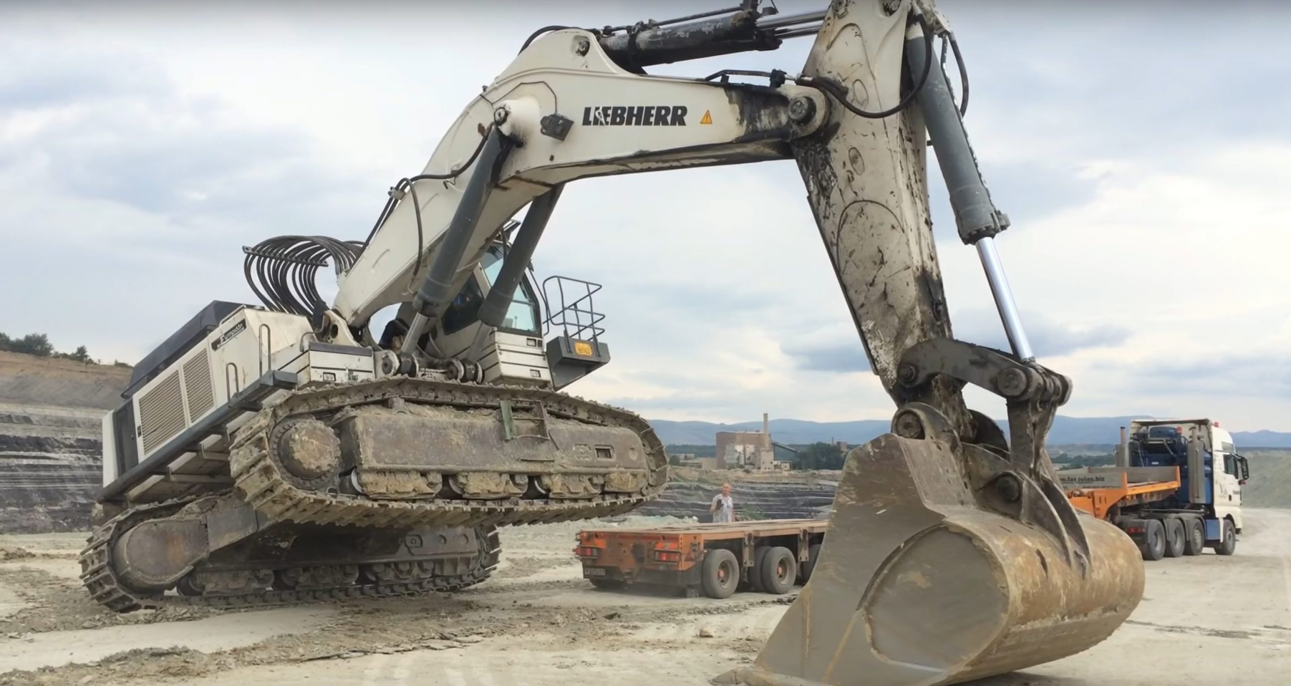 Liebherr 984C loading on heavy duty trailer