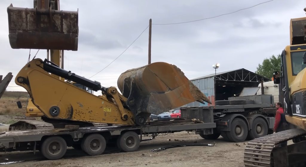 Bucket of excavator seperated and loaded on trailer