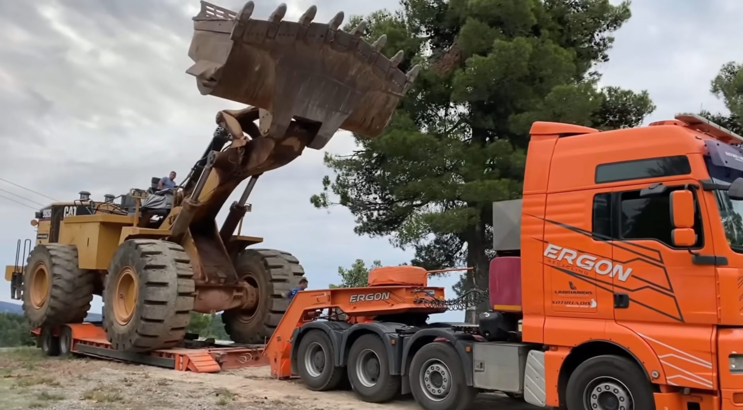 Loading Caterpillar 992G Wheel Loader on trailer