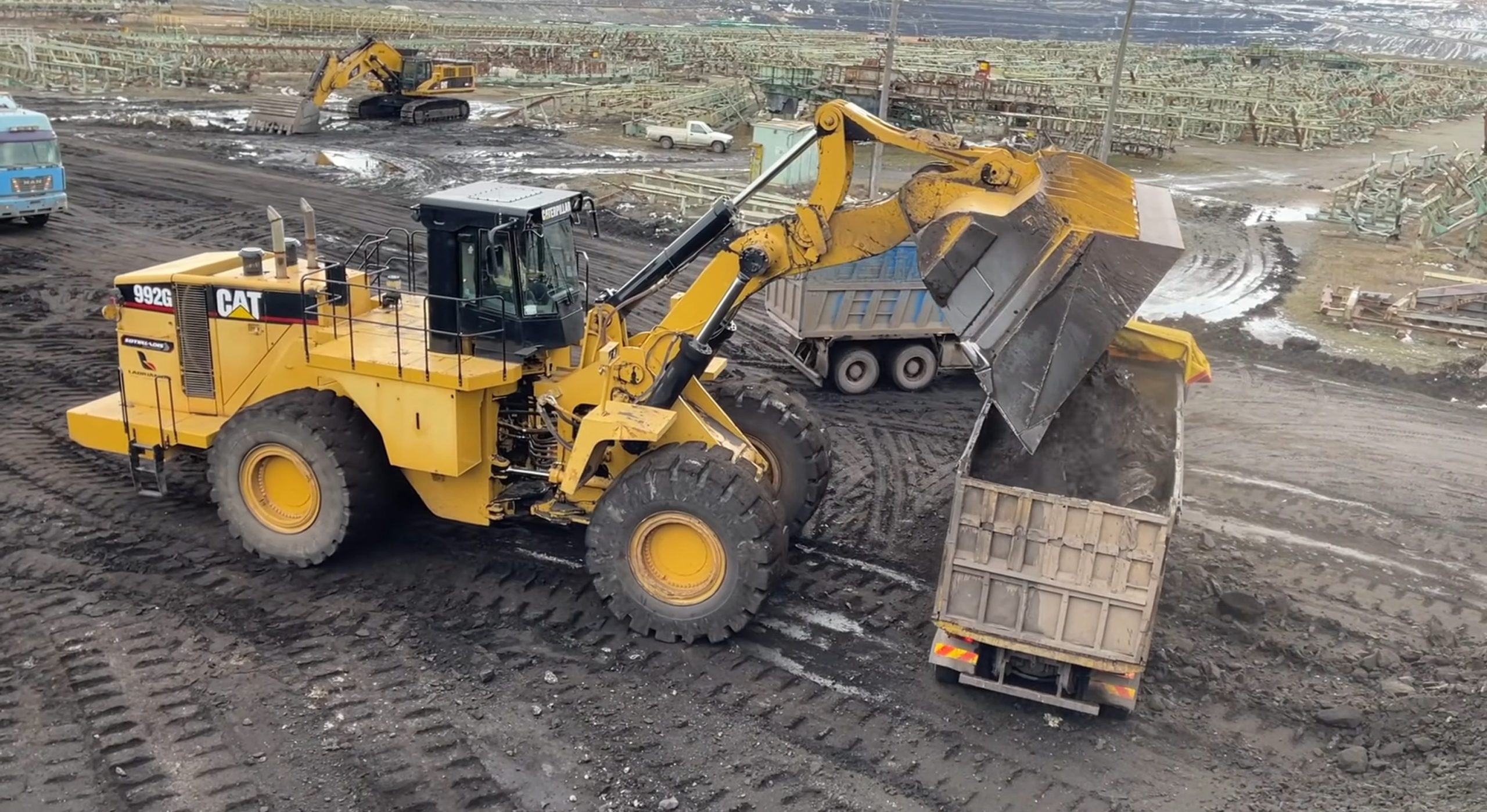 Caterpillar 992G Wheel Loader Loading Coal On Trucks