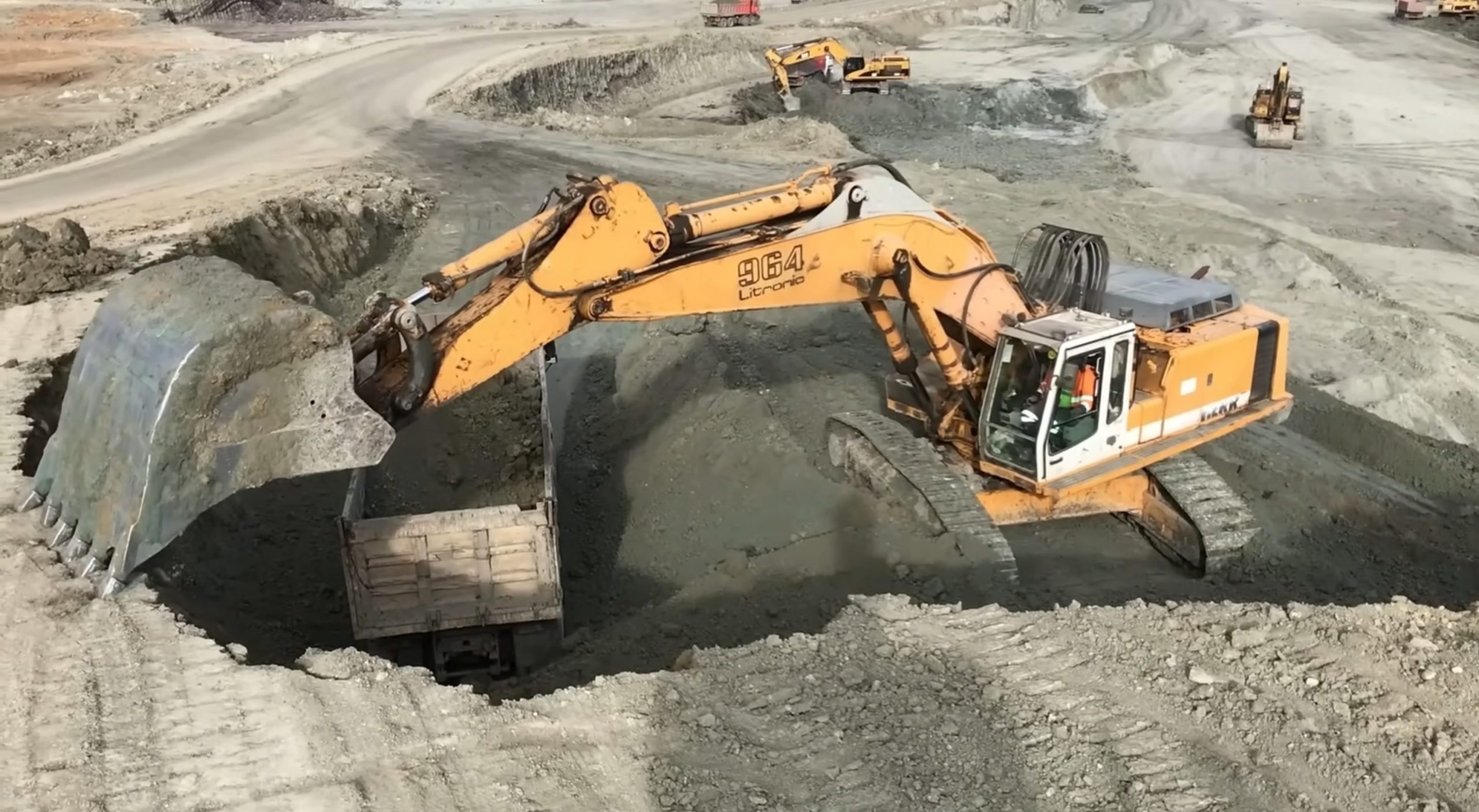 Liebherr 964 excavator digging