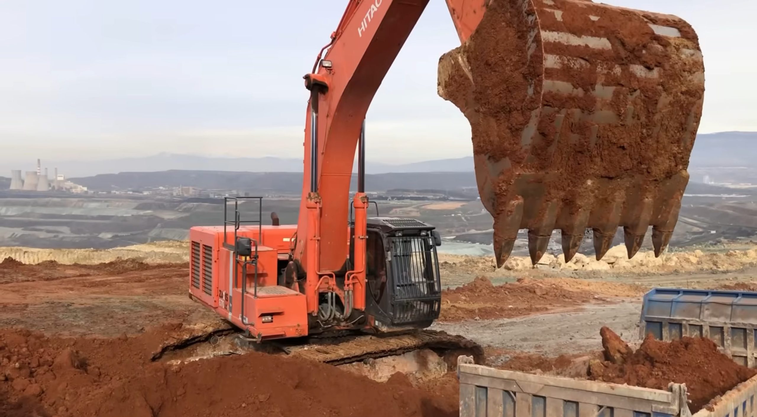 Hitachi Zaxis 670LCR Excavator Loading Truck