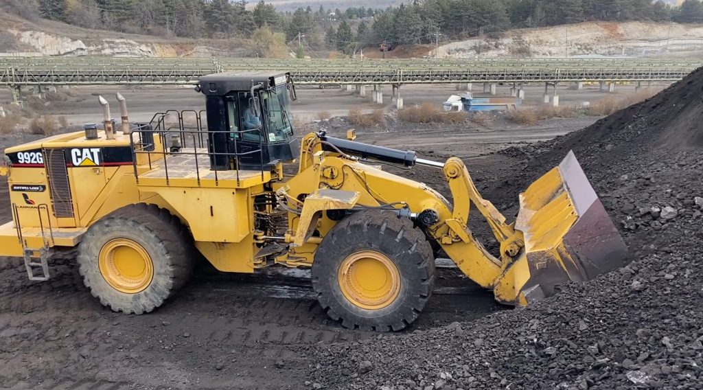 Efficiency Redefined: Caterpillar 992G Wheel Loader Loading with coal