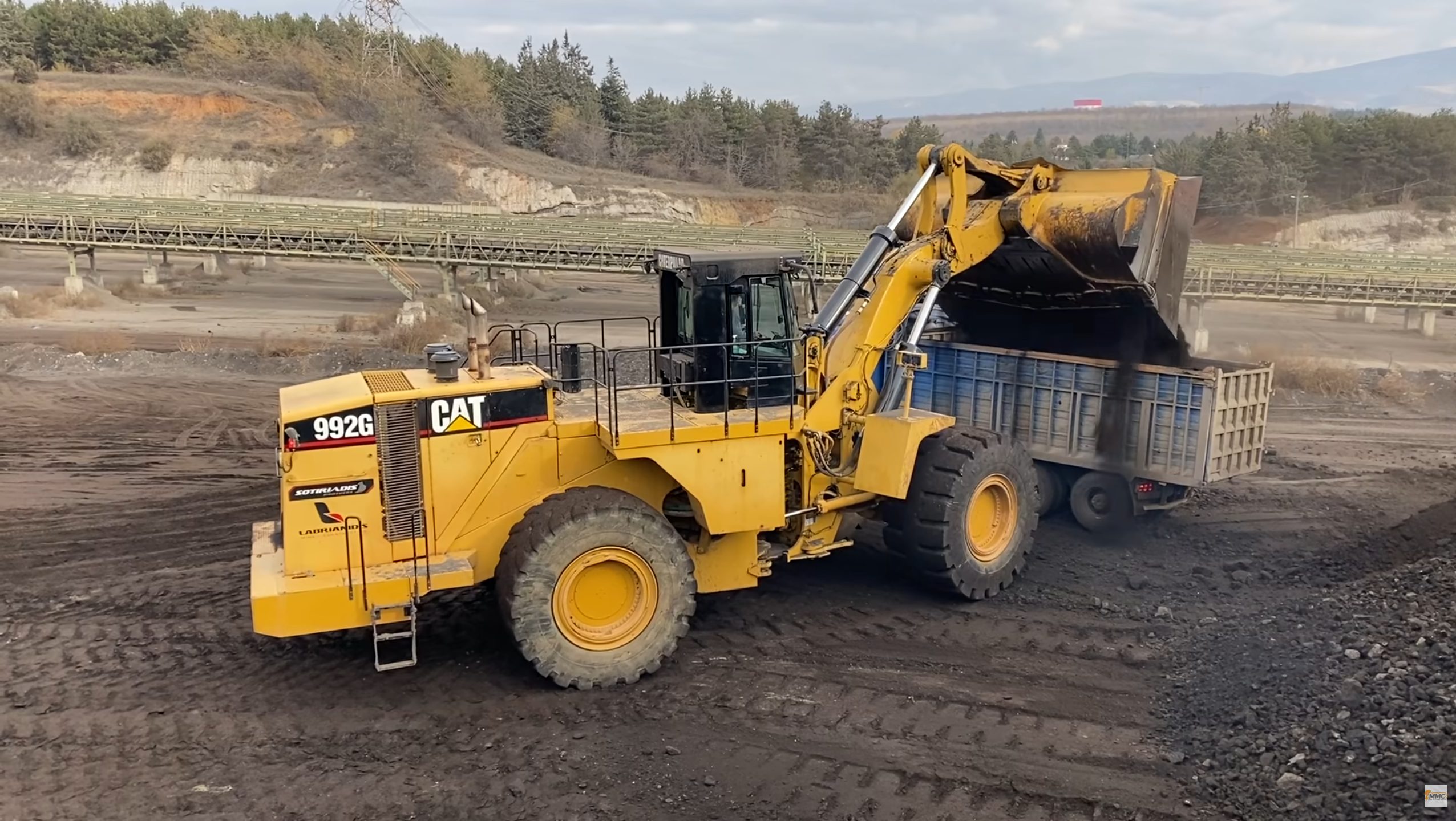 Caterpillar 992G Wheel Loader Loading truck with coal