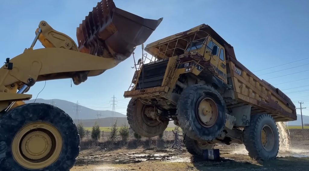 Wheel loader lifting wheel loader