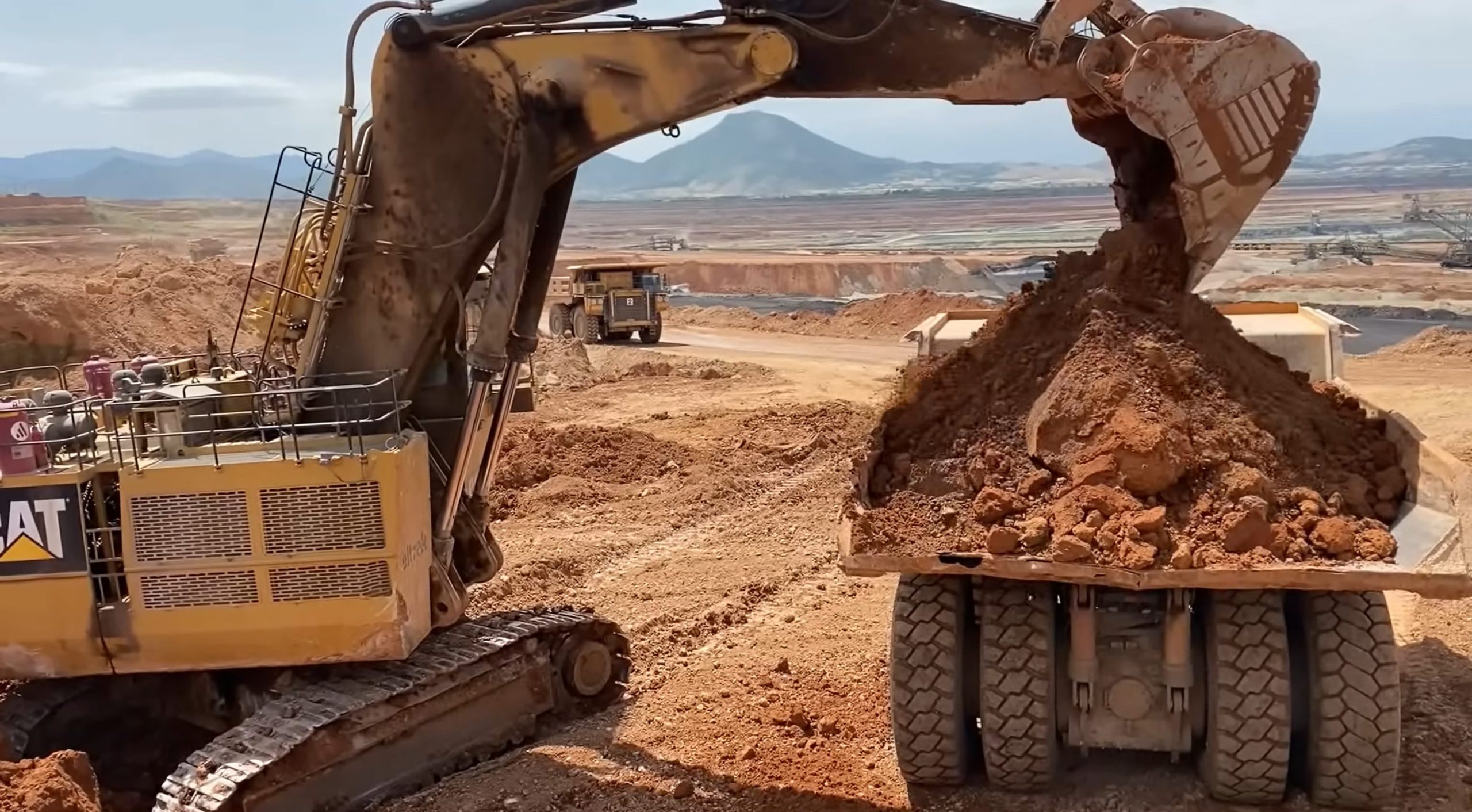 Caterpillar 6040 Excavator Loading Hitachi EH3500 Dumper